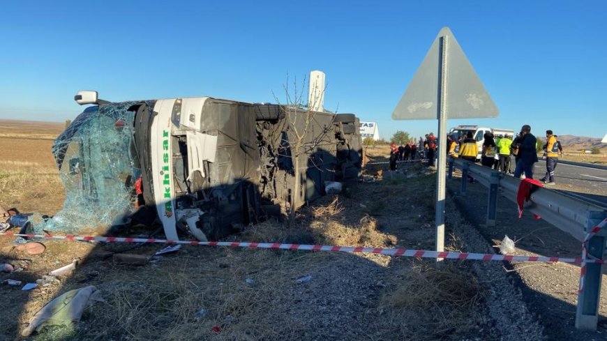 Balıkesir Bandırma’dan Kapadokya’ya gezi için çıkan otobüs Aksaray-Ankara karayolunun yaklaşık 40. km’sinde yoldan çıkarak şarampole devrildi. İlk belirlemelere göre 6 ölü ve çok sayıda yaralı olduğu öğrenildi.