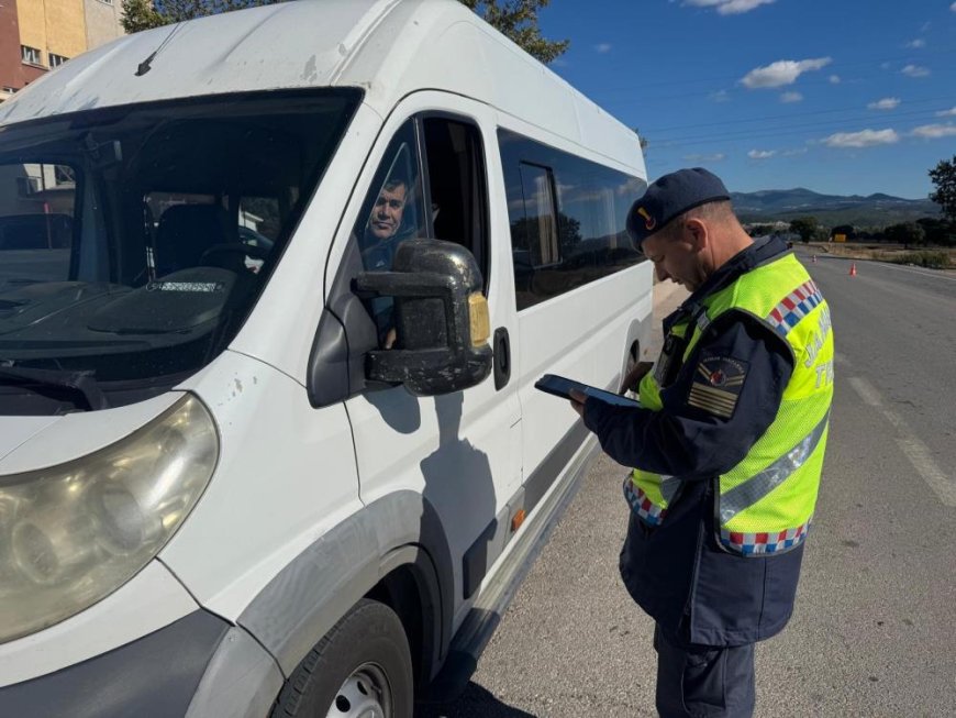 Kütahya Jandarma Trafik Timleri, yük ve yolcu taşıyan araçları denetlendi