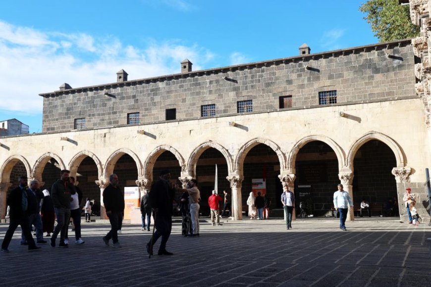 Kaliforniya'dan gelen 81 yaşındaki kadın Diyarbakır Ulu Cami'ye hayran kaldı