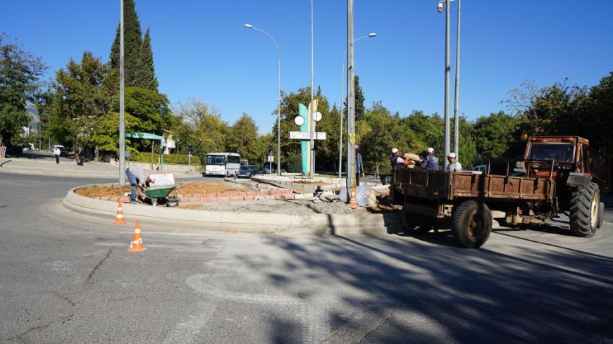 Kahramanmaraş'ta refüj ve kavşaklar yenileniyor