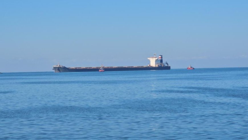 Zonguldak'ta yük gemisi karaya oturdu