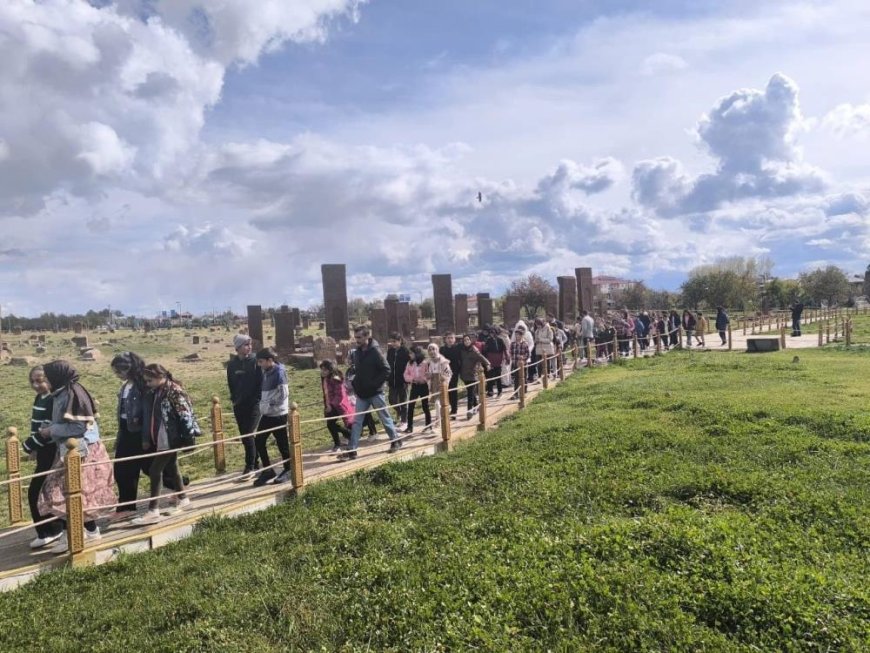 Bulanıklı öğrenciler Ahlat'ı gezdi