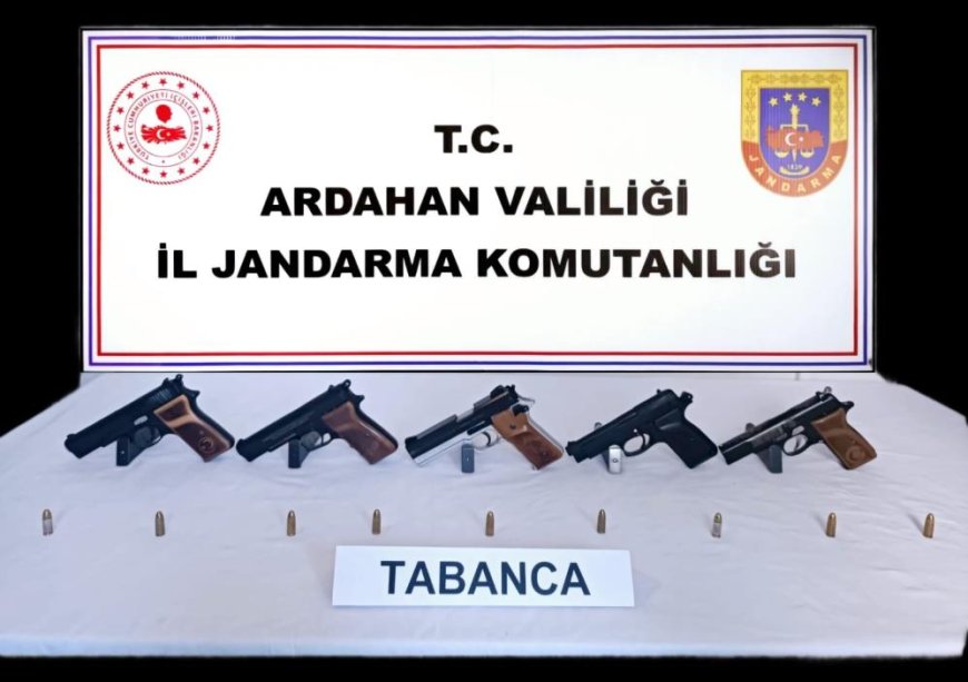 Ardahan'da otomobilde 5 adet ruhsatsız tabanca ele geçirildi