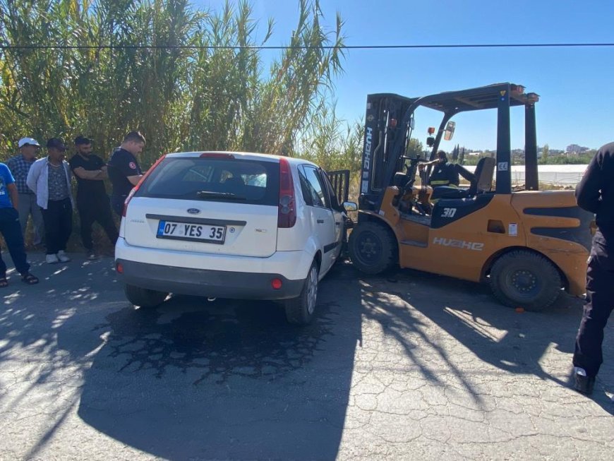 Serik'te forklift otomobilin motoruna saplandı, otomobil sürücüsü yaralandı