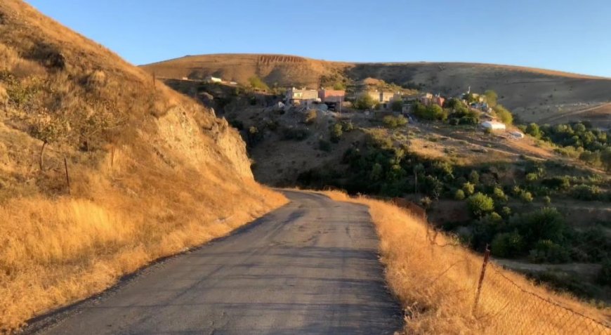 Siirt'te köy yolları onarılmaya devam ediyor