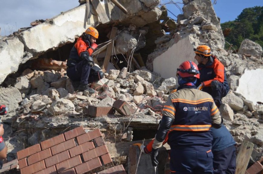 Balıkesir'de enkazda arama kurtarma tatbikatı gerçeğini aratmadı