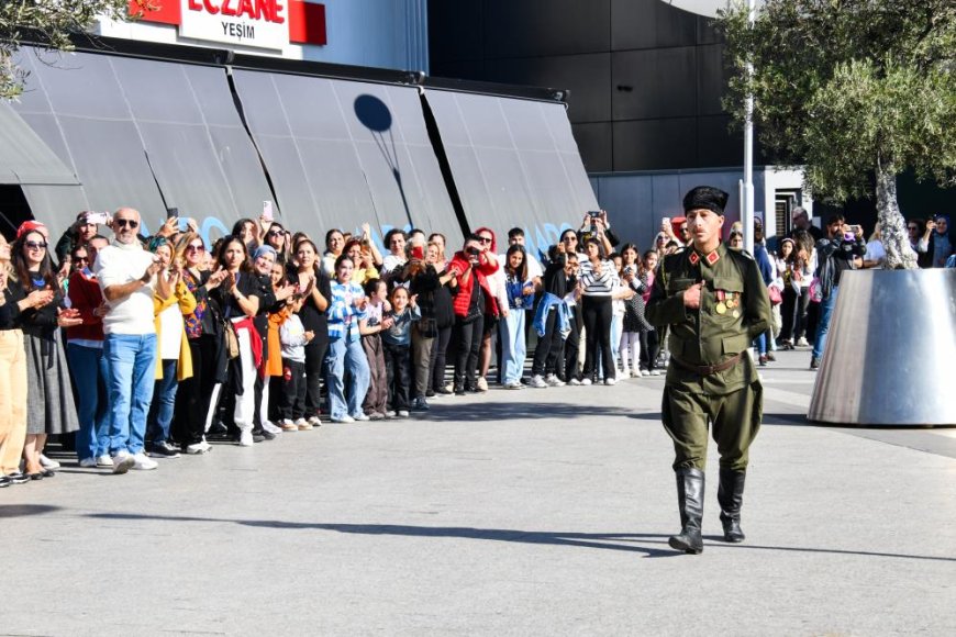 Esenyurt’ta 400 kişi Cumhuriyet’in 101. yılını zeybek oynayarak kutladı