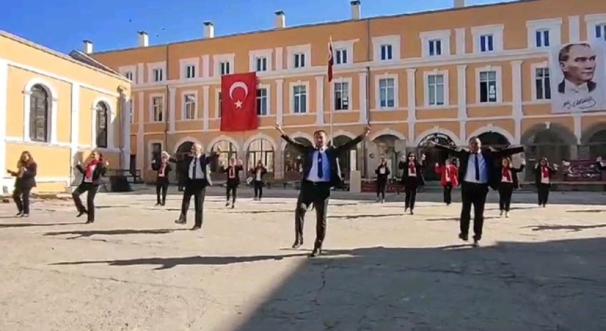 Edirne'de öğretmenler zeybek oynadı, öğrenciler izledi