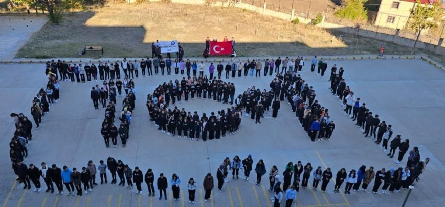 Bulanık'ta 101'ci yıla özel öğrencilerden koreografi