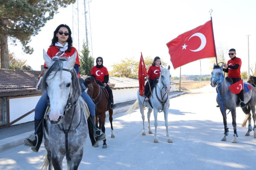 Cumhuriyet Bayramı'nı ata binerek kutladılar