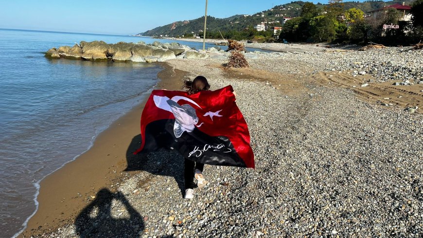 Ardeşenliler Cumhuriyet Bayramı'nı Türk bayraklarıyla donattıkları takalarla denizde kutladı