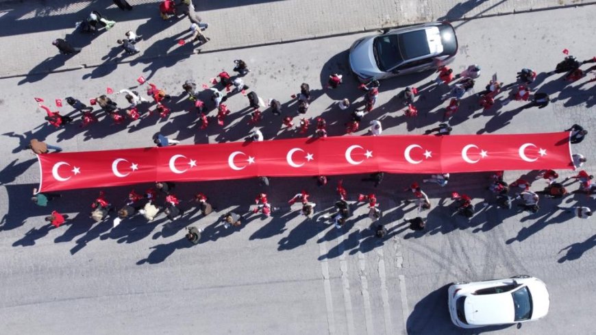 Anaokullu öğrenciler Cumhuriyet'in 101'inci yılında 101 metrelik Türk bayrağı açtı