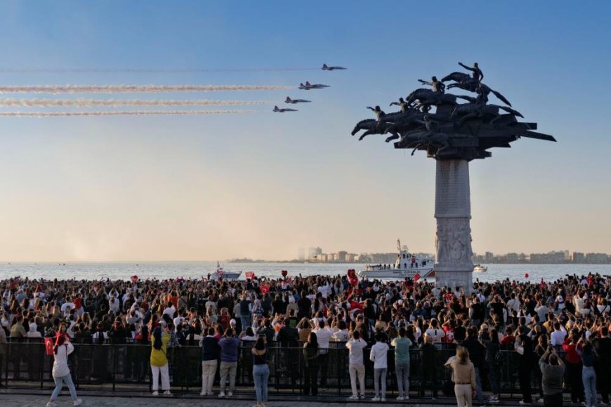 İzmir'de Türk Yıldızları'nın gösterisi nefes kesti