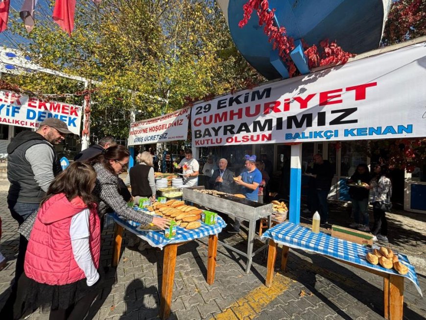 Balıkçı Kenan'da gelenek bozulmadı, 2 gün ücretsiz balık ekmek ikram edildi