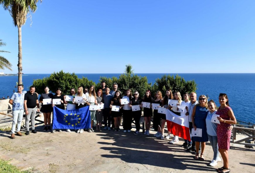 Erasmus projesi ile Antalya'ya gelen gençler, Muratpaşa'dan sertifikalarını aldı