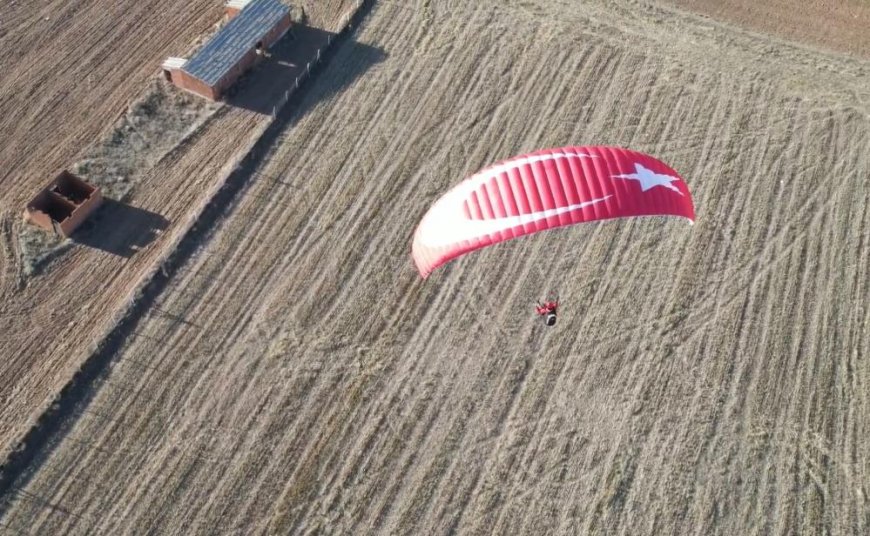 Yamaç paraşütü sporcuları, 29 Ekim Cumhuriyet Bayramı'nı gökyüzünde kutladı