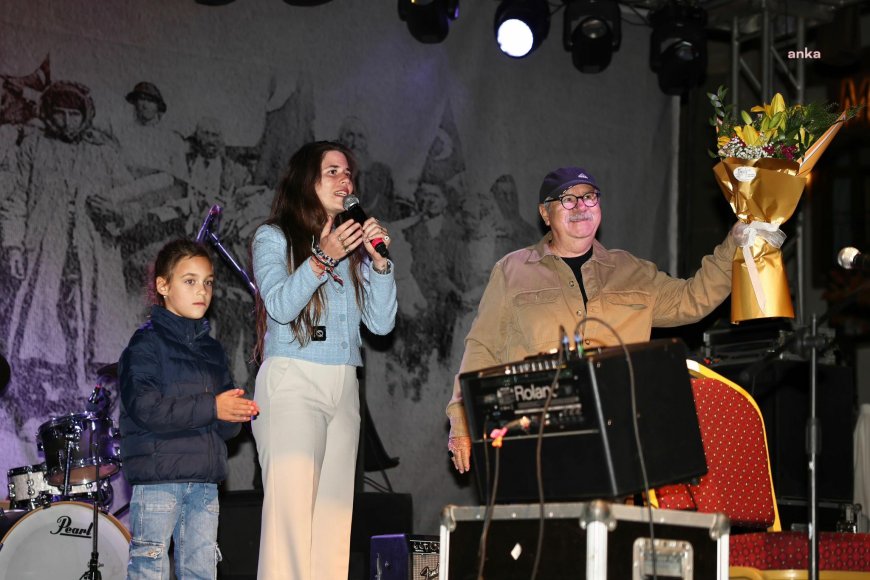 Çeşme Belediye Başkanı Denizli: "Cumhuriyet, bizlere bugün yaşadığımız bu hayatı sunan kayıtsız şartsız en büyük devrimin adıdır"