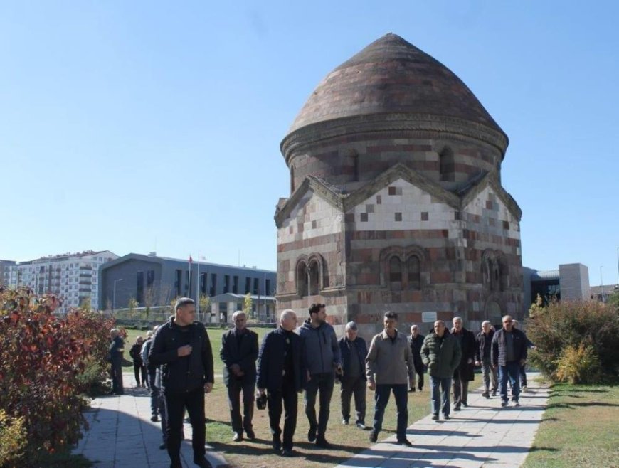 Bayburtlu emeklilere komşu il Erzurum'un tarihi mekanları gezdirildi