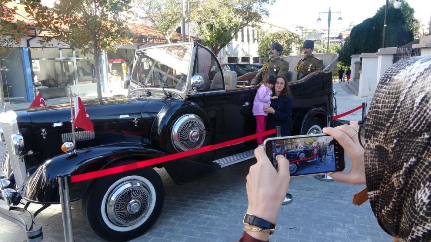 1934 model aracın yanında fotoğraf çektirmek sıraya girdiler