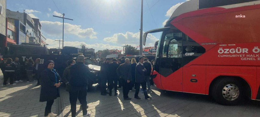 Esenyurt Meydanı'nda polisten CHP otobüsüne engelleme