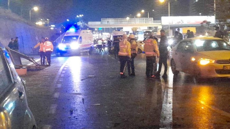 Maltepe'de otomobil önündeki araca çarpıp durağa daldı: 4 yaralı