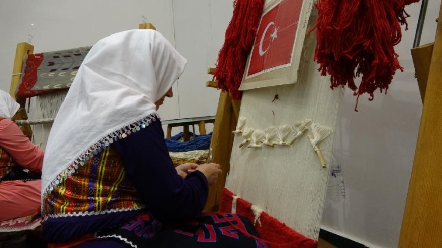 Uşak'ta "Türk Düğümlü Halılar Atlası" projesi semineri gerçekleşti