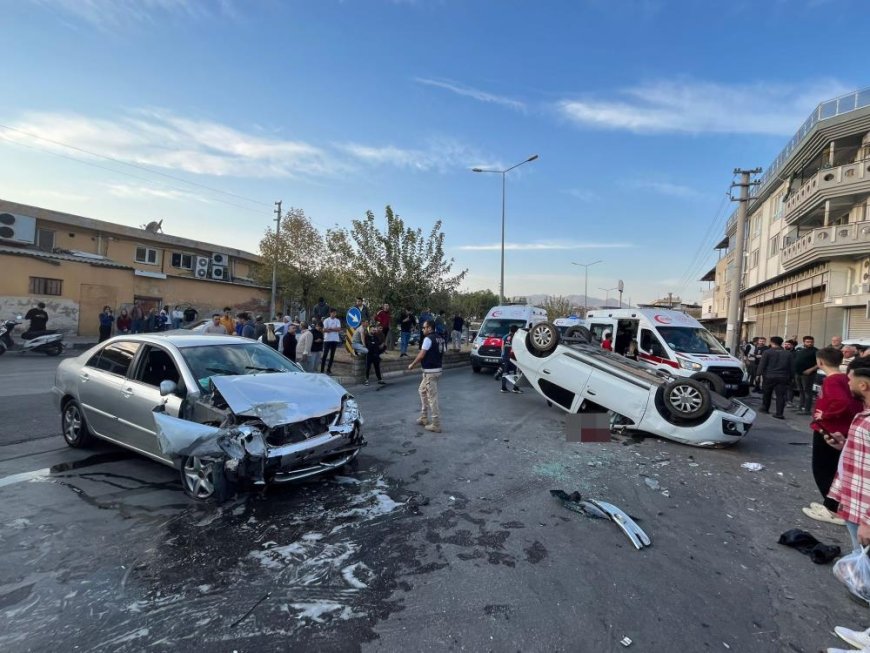 Trafik kazasında ortalık savaş alanına döndü: 1'i ağır 2 yaralı