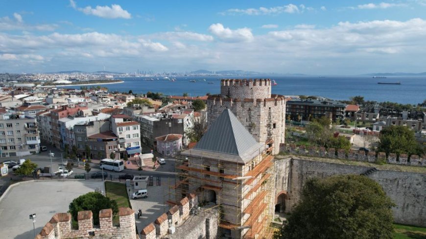 İstanbul siluetinin kaybolan parçaları tamamlanıyor: Tarihi Yedikule Hisarı'nın ilk külahı takıldı