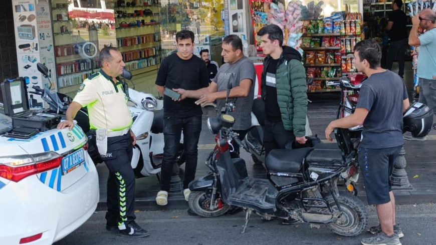 Kırmızı ışık ihlali yapan elektrikli bisiklet, motosiklete çarptı:1 yaralı