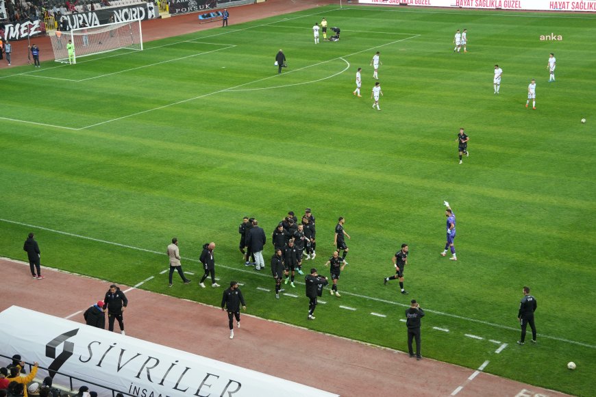 Eskişehir Büyükşehir Belediye Başkanı Ünlüce, Eskişehirspor maçını stadyumdan izledi