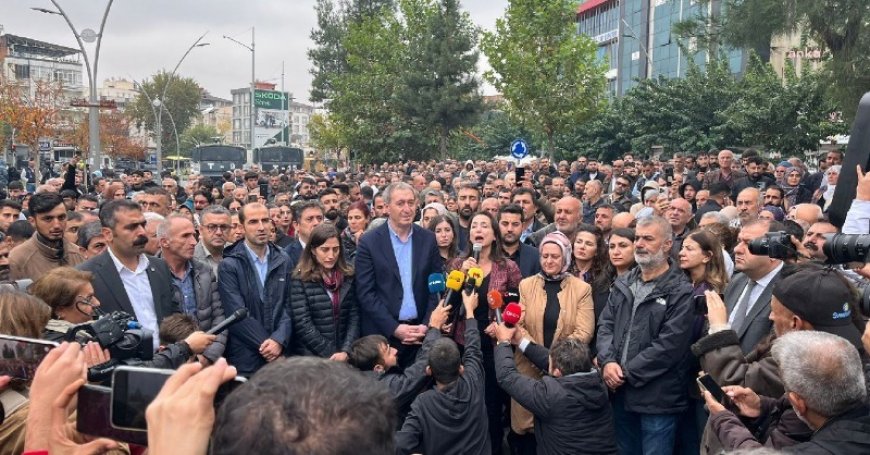 DEM Parti Eş Genel Başkanları Batman'da... Tülay Hatimoğulları: “Bizleri siyaseten yenemedikleri için yargı eliyle, hukuksuzlukla darbe gerçekleştirilmiştir”