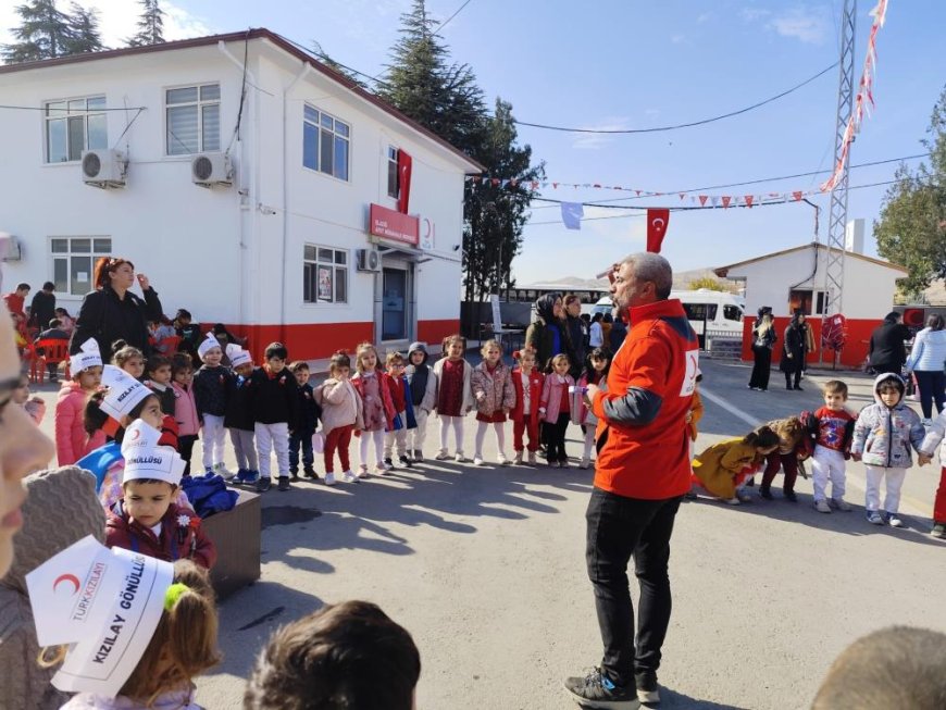 Elazığ'da miniklerden Kızılay'a ziyaret