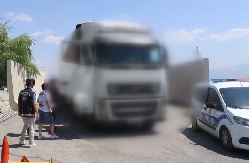 Erzincan’da 17 kaçak göçmen ile onlara aracılık eden 4 kişi yakalandı