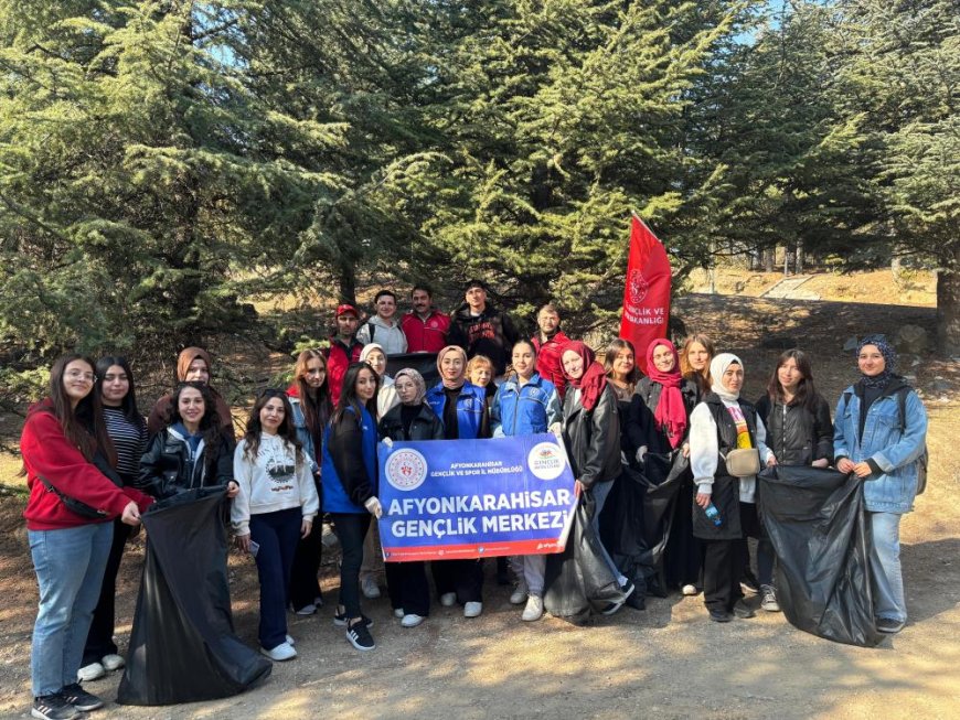 Gençlerden Erkmen'de doğa yürüyüşü