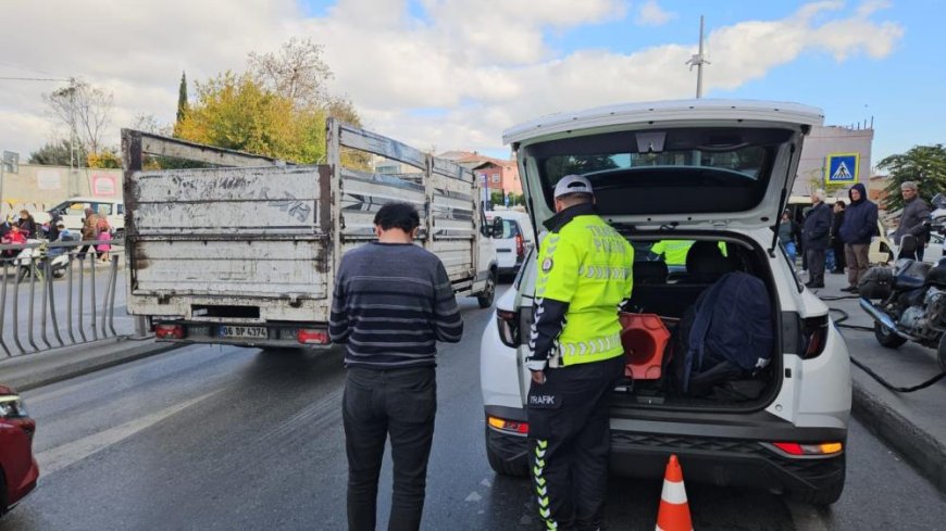 Şişli'de faciadan dönülen kaza kamerada: Açık kalan vinç elektrik tellerini kopardı, trafik levhası yola devrildi