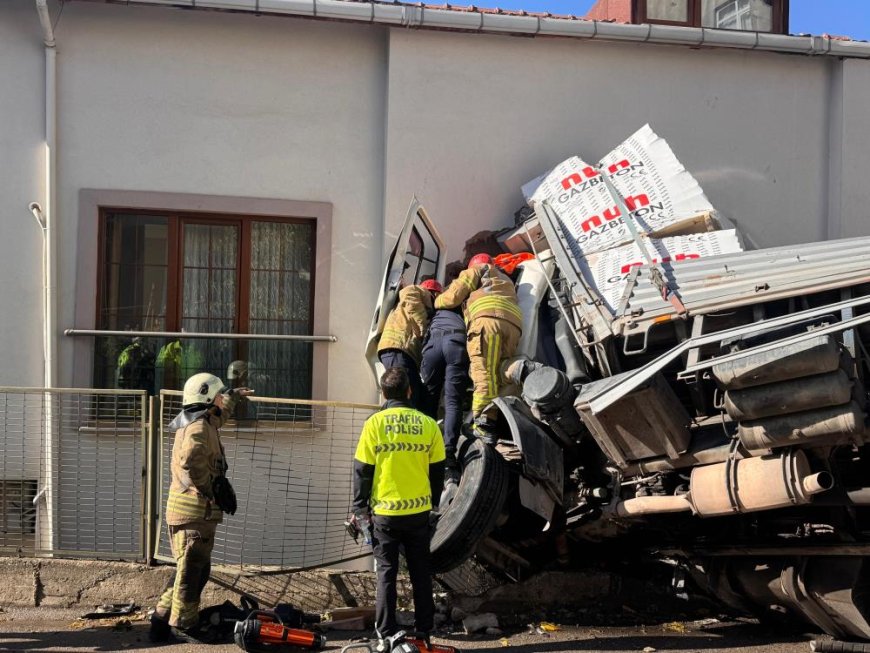 Kartal'da kontrolden çıkan tır eve girdi: 1 yaralı