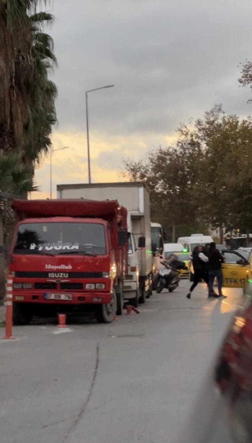 Beyoğlu'nda taksi durmayınca çılgına döndü, aracın aynasını kırdı