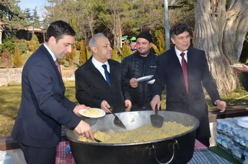 Ertuğrul Gazi Külliyesinde vatandaşlara ‘Şifalı Pilav' dağıtıldı