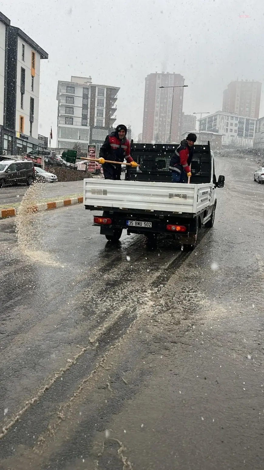 Zonguldak-İstanbul kara yolu kar nedeniyle uzun araç geçişlerine kapatıldı