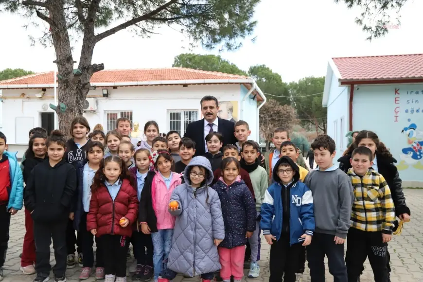 Dikili Belediyesi'nden öğrencilere taze meyve ikramı