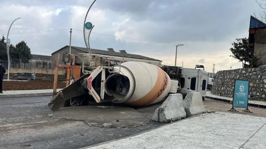 Gebze'de devrilen beton mikserin sürücüsü kazayı yara almadan atlattı