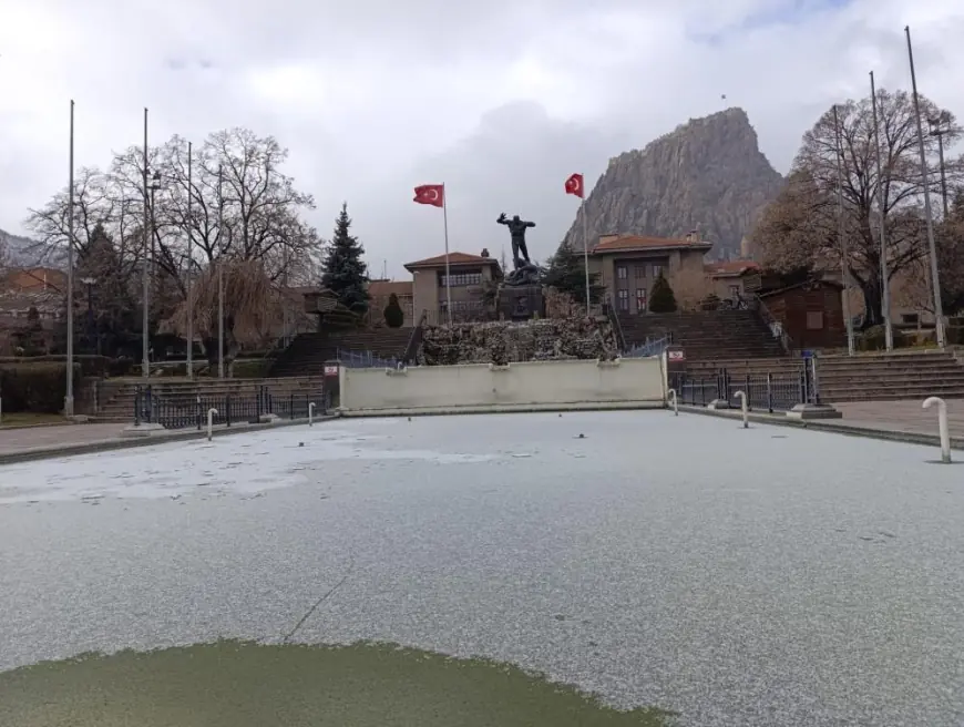 Afyonkarahisar’da soğuk havadan dolayı süs havuzları buz tuttu