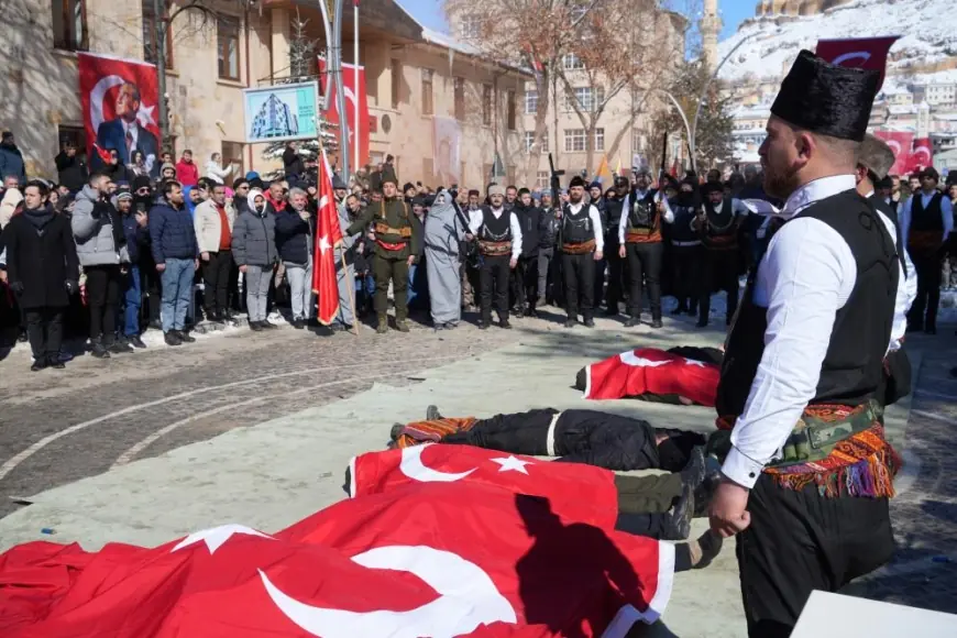 Eksi 15 derece havada yapılan kurtuluş gösterisi 107 yıl önce yaşananları gözler önüne serdi