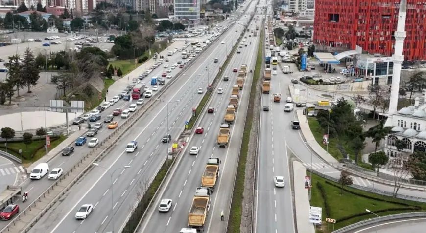 Hafriyat kamyon sürücüleri döküm sahalarının değiştirmesine tepki göstererek eylem yaptı