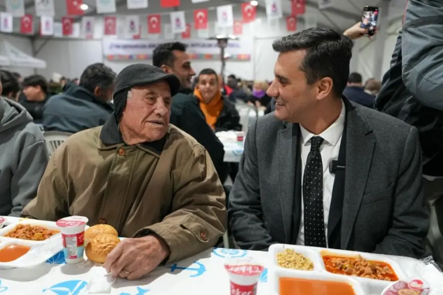 Başkan Zeyrek iftarda vatandaşlara yemek ikramında bulundu