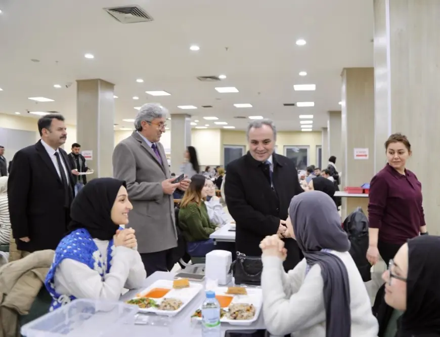 Rektör Prof. Dr. Altun, öğrencilerle iftar yaptı