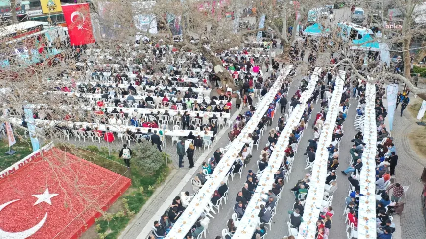 Balıkesir Büyükşehir Belediye Başkanı Akın, Erdek’te düzenlenen iftar programında vatandaşlar ile buluştu