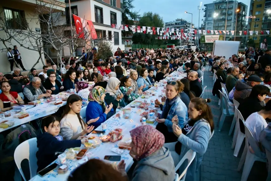 7 farklı mahallede sofra kuruldu: Karşıyaka’da iftar dayanışması