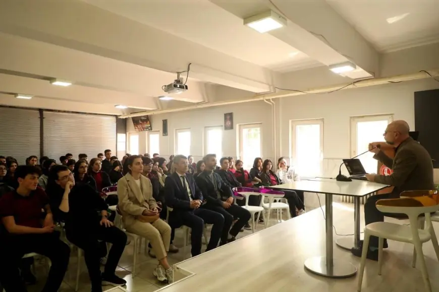 Mehmet Akif Ersoy'un bayrak aşkı ve inancı lise öğrencilerine anlatıldı