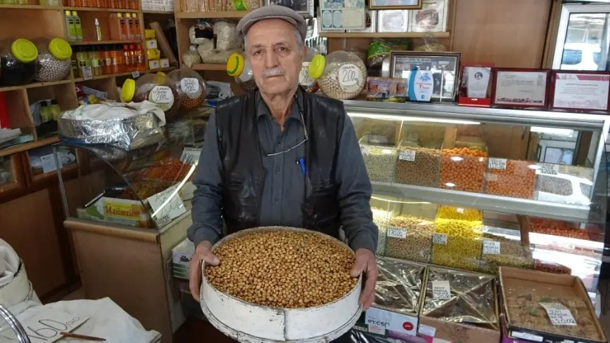 Leblebiye adanmış bir ömür: 66 yıldır babasından öğrendiği yöntemle kavuruyor